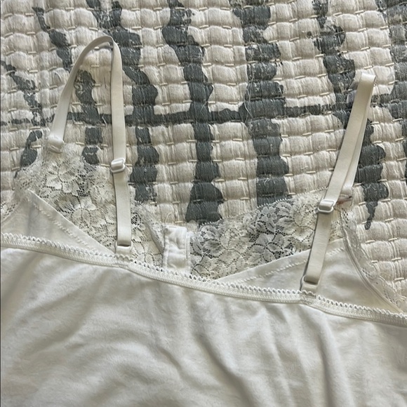 White Lace Trim Tank Top - Picture 3 of 5